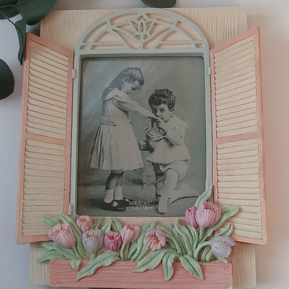 Window picture frame with shutters and floral box - Picture 6 of 7